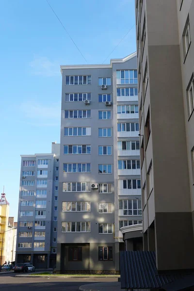 Сучасна будівля кондомініуму реальний етикет у місті з блакитним небом — стокове фото