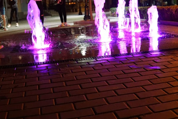 Fuente con coloridas iluminaciones por la noche — Foto de Stock