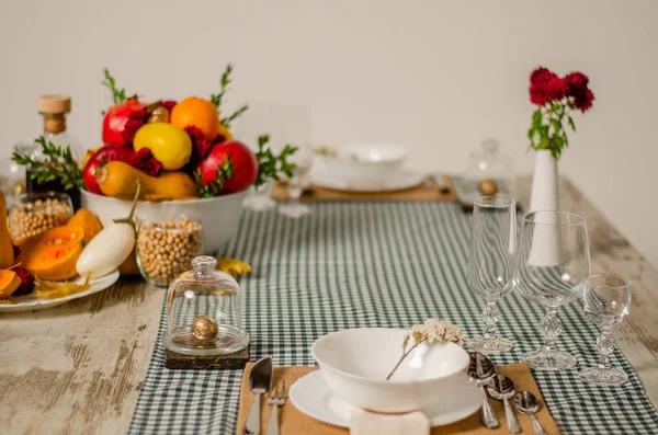 Beau décor de table avec des fleurs de lavande sur fond en bois — Photo