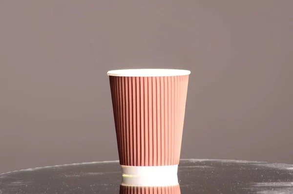コーヒーショップの紙コーヒーカップ. — ストック写真