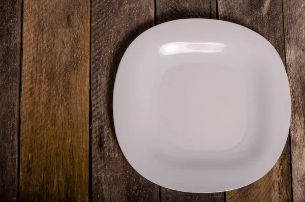 Widok z góry pustego białego naczynia i białego obrus na drewnianym tle z kopią przestrzeni — Zdjęcie stockowe