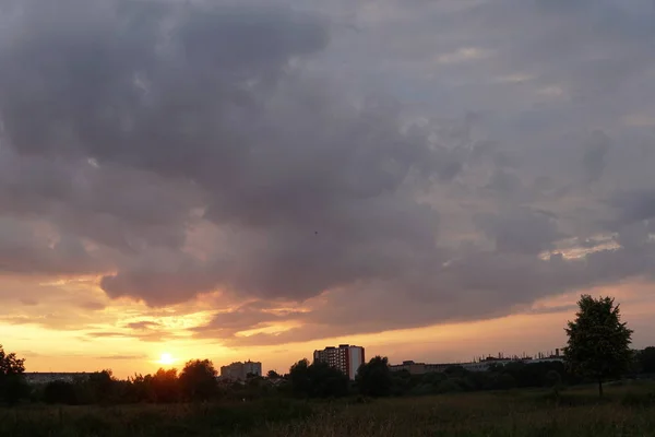 Ohnivě oranžová obloha západu slunce. Krásná obloha. — Stock fotografie