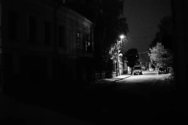 Bela rua à noite em Sibiu, Roménia — Fotografia de Stock