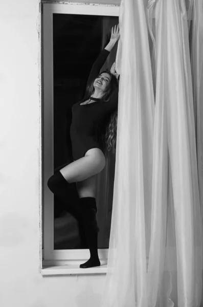 Сексуальная молодая женщина с большой грудью. Девушка позирует на черной стене в s — стоковое фото