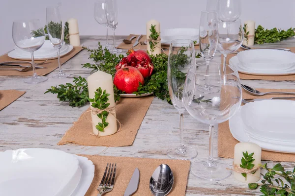 Bella tavola apparecchiata con fiori di lavanda su sfondo di legno — Foto Stock