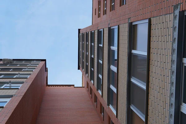 Moderno condominio edificio vero e proprio etate in città con cielo blu — Foto Stock