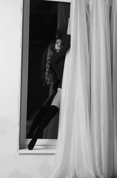 Сексуальная молодая женщина с большой грудью. Девушка позирует на черной стене в s — стоковое фото