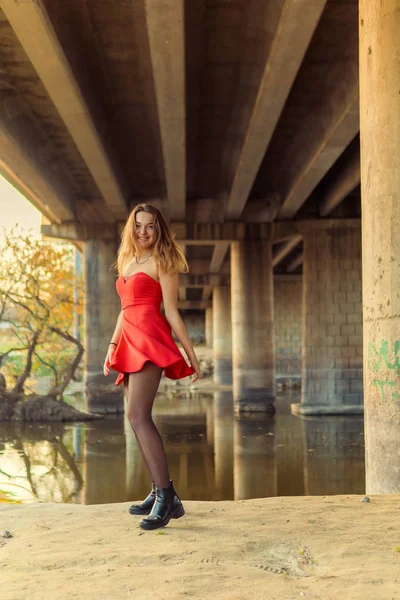 A woman is posing in front of a camera in an autumn park. autumn photo shoot. Autumn in the park. — Stock Photo, Image