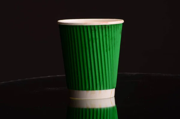 Бумажная чашка кофе в кафе. — стоковое фото
