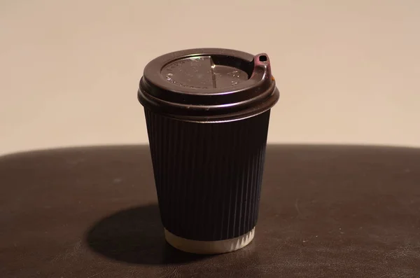 Taza de café de papel en la cafetería. — Foto de Stock