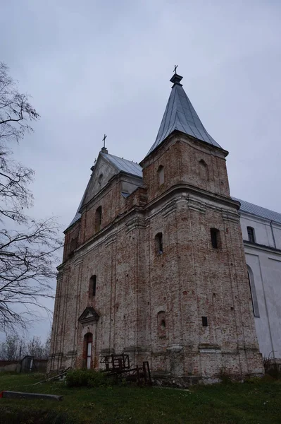 Floransa İtalya'da eski bir kilise portalı dekorasyon — Stok fotoğraf