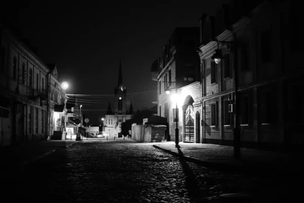 Belle rue la nuit à Sibiu, Roumanie — Photo