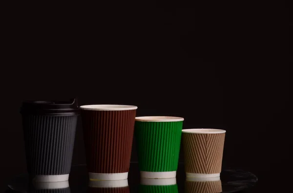 Kaffeetasse aus Papier im Café. — Stockfoto