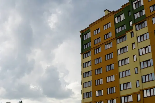 Meerdere verdiepingen tellende residentiële gebouwen en een bouw kraan — Stockfoto
