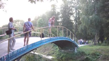 Parktaki köprüde sis bombası taşıyan genç adam.