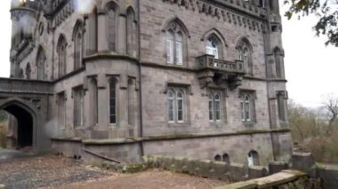 Karlstejn Kalesi 'nin etrafında kamera uçuşu. Avrupa