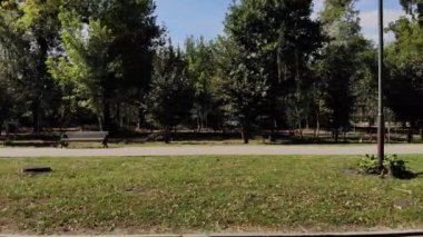 Parktaki insanların görüntüleri.