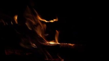 Siyah arkaplanda yangın alevi