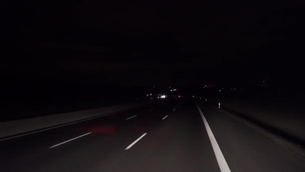 冬季夜间道路上的红色加速运动 — 图库视频影像