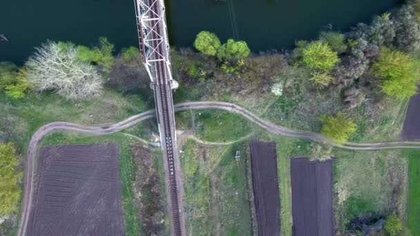 无人侦察机飞越铁路桥 — 图库视频影像