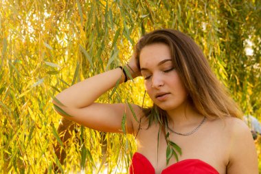 Bir kadın bir sonbahar Park bir kamera önünde poz. Sonbahar fotoğraf çekimi. Sonbahar Park.