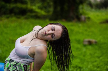 Havuzda göğüsleri olan seksi genç bir kadın.