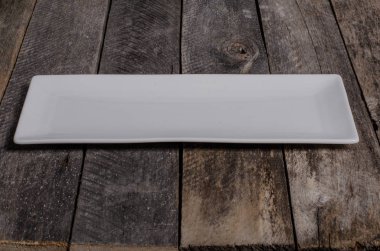 Ahşap arka plan üzerinde lavanta çiçekli güzel sofra