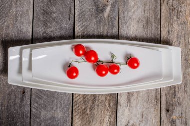 Ahşap arka plan üzerinde lavanta çiçekli güzel sofra