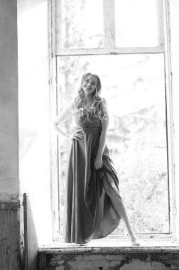 Genç, güzel, kısa saçlı, siyah elbiseli sarışın kadın.