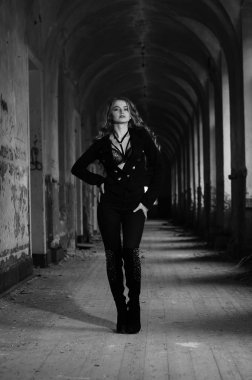 güzel seksi kadın iç çamaşırı - siyah-beyaz fotoğraf içinde uygun