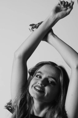 Kot pantolon ve iç çamaşırlı güzel seksi kadın Windo 'nun yanında duruyor.