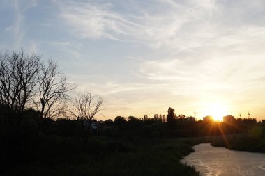 Ateşli turuncu günbatımı gökyüzü. Güzel gökyüzü.