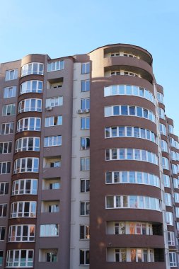 Modern condominium binada çok etate mavi gökyüzü ile şehir