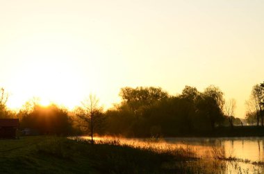 Dramatik gün batımı ve gün doğumu gökyüzü.