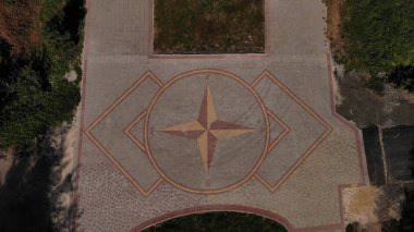 Nehrin üzerindeki köprünün insansız hava aracı çekimi. Ormandaki bir köy..