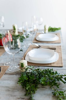 Ahşap arka plan üzerinde lavanta çiçekli güzel sofra