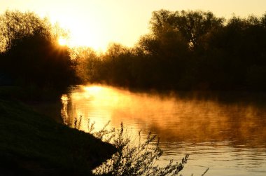 Dramatik gün batımı ve gün doğumu gökyüzü.