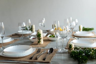 Ahşap arka plan üzerinde lavanta çiçekli güzel sofra