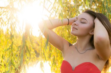 Bir kadın bir sonbahar Park bir kamera önünde poz. Sonbahar fotoğraf çekimi. Sonbahar Park.