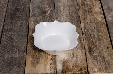 Ahşap arka plan üzerinde lavanta çiçekli güzel sofra