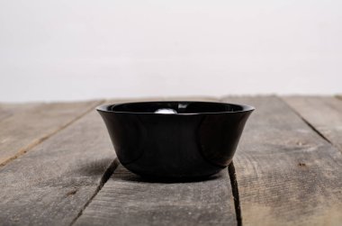 Kopya alanı ile ahşap arka plan üzerinde boş beyaz çanak ve beyaz masa örtüsü üst görünümü