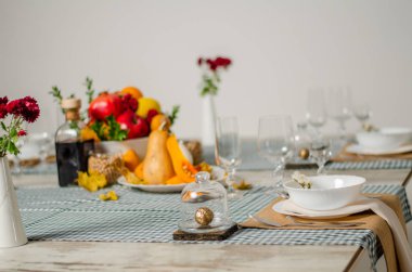 Ahşap arka plan üzerinde lavanta çiçekli güzel sofra