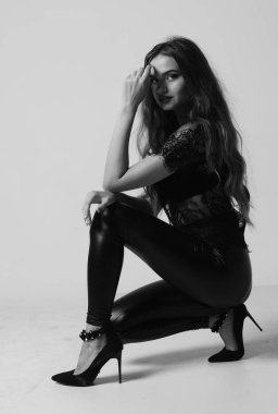 Kot pantolon ve iç çamaşırlı güzel seksi kadın Windo 'nun yanında duruyor.