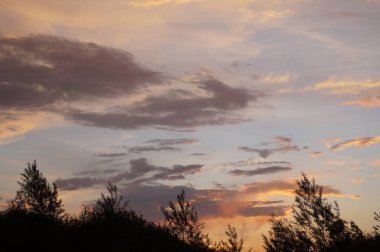 Dramatik gün batımı ve gün doğumu gökyüzü.
