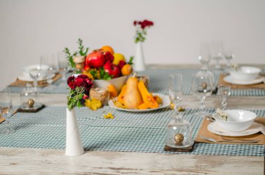 Ahşap arka plan üzerinde lavanta çiçekli güzel sofra