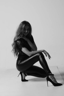 Kot pantolon ve iç çamaşırlı güzel seksi kadın Windo 'nun yanında duruyor.
