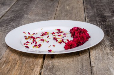 Ahşap arka plan üzerinde lavanta çiçekli güzel sofra