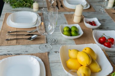 Ahşap arka plan üzerinde lavanta çiçekli güzel sofra