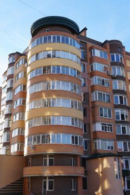 Modern condominium binada çok etate mavi gökyüzü ile şehir