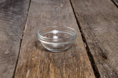 Ahşap arka plan üzerinde lavanta çiçekli güzel sofra